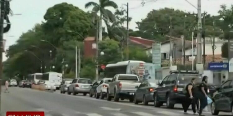 Manifestantes bloquean avenida Mariscal López por suba de combustibles