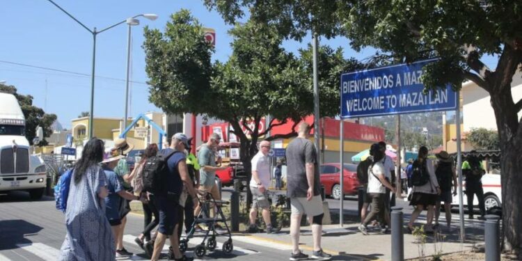 Mazatlán recibe por primera vez al crucero Discovery Princess; trae a bordo 3 mil 800 personas