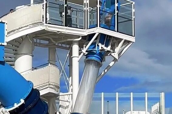 Mi crucero terminó en un desastre cuando me quedé atrapado en un tobogán transparente suspendido sobre el océano mientras los espectadores filmaban