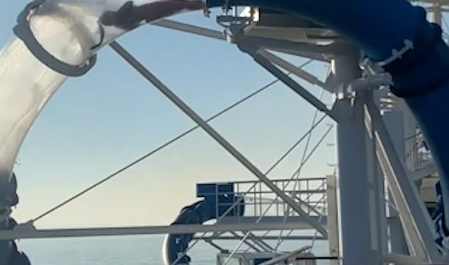 La mujer llegó hasta la cima del canal de agua antes de detenerse repentinamente.