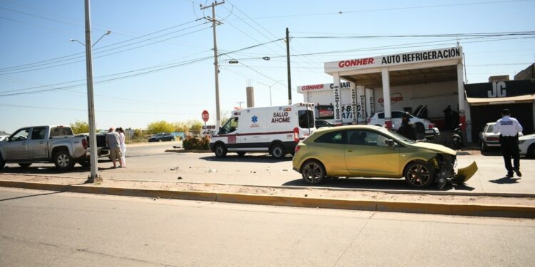 Mujer sale lesionada en choque en colonia Tepeca de Los Mochis