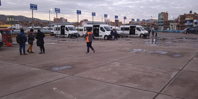 No hay carros para San Antón, Crucero y Antauta. Pobladores cierran la vía Interoceánica por el Sector Cruz Chupa
