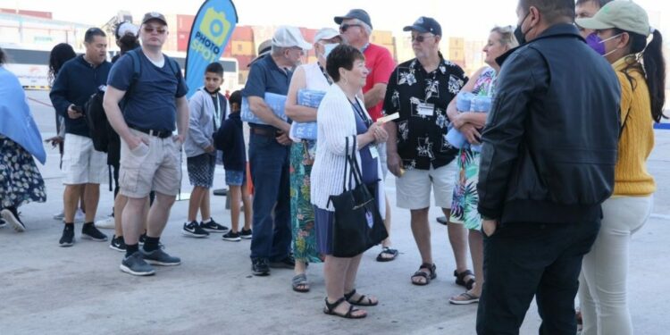 No uno, ni dos, arriban 3 barcos a Mazatlán con 10 mil visitantes
