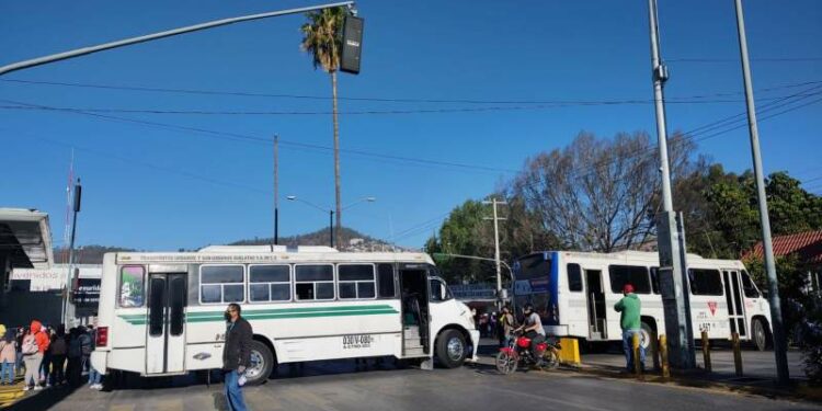 Normalistas bloquean cruceros en la capital oaxaqueña, exigen contratación automática – Primera Línea
