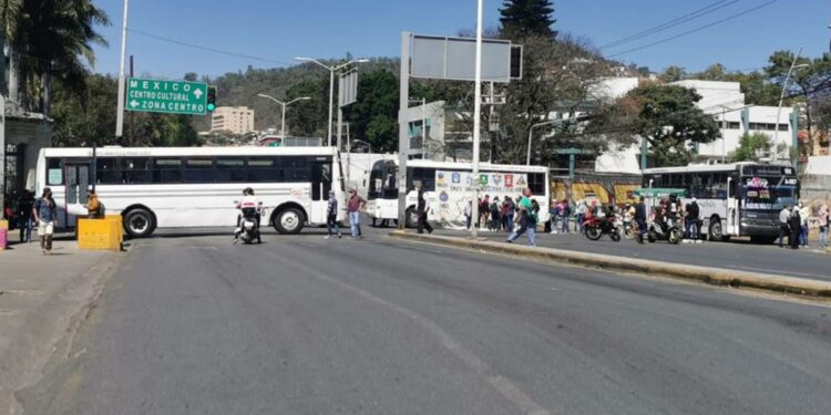 Normalistas bloquean vialidades en exigencia de 600 plazas – El Financiero