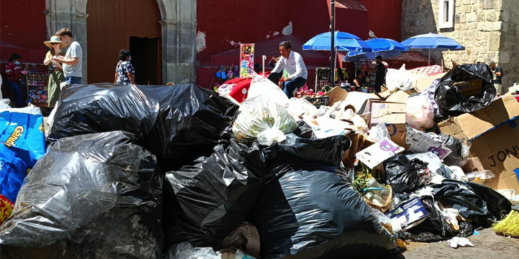 Por bloqueo en crucero, se queda sin servicio de recolección de basura la capital oaxaqueña y municipios conurbados