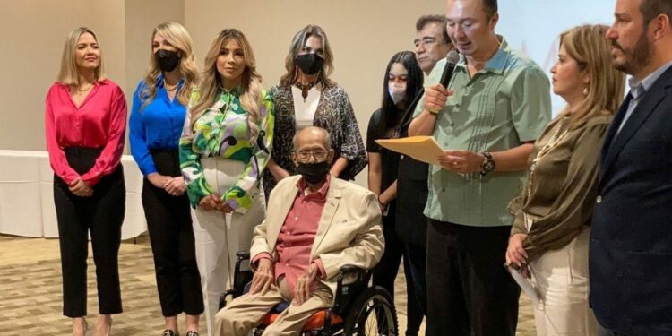 Por su amor al turismo y Mazatlán, brindan homenaje a don Rafael Rivera López