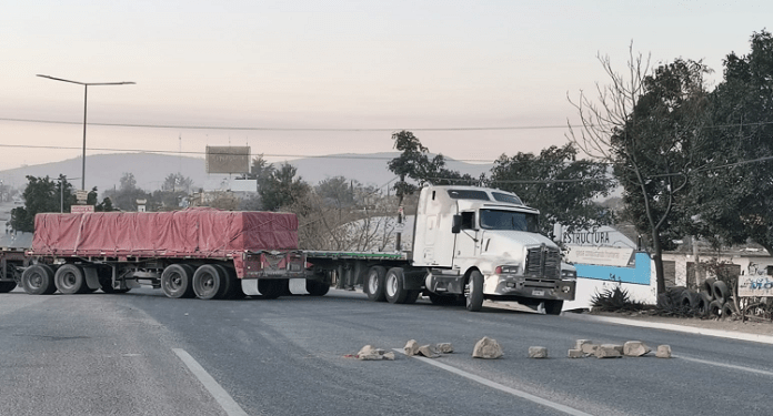 Por tercer día, colonos bloquean crucero de la “Y”