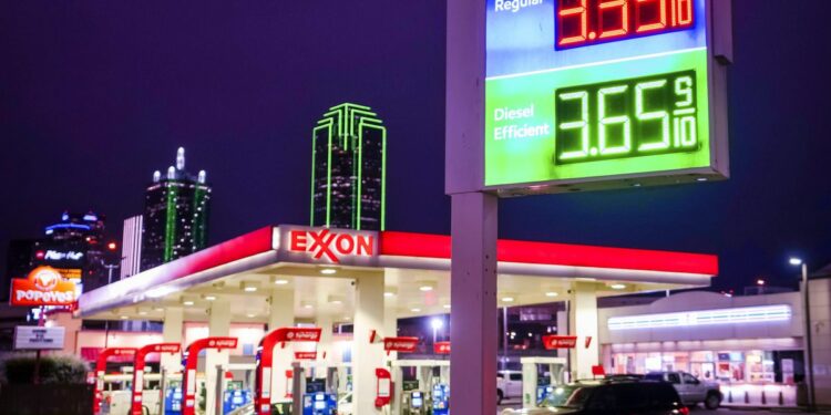 Precios de gasolina afectará ahorros, viajes y retorno a oficinas en Dallas