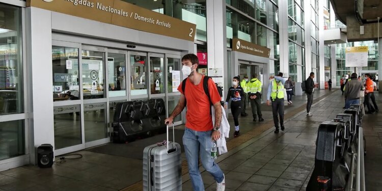 Problemas en el aeropuerto El Dorado: pasajeros perdieron sus vuelos por inconvenientes en los sistemas de varias aerolíneas