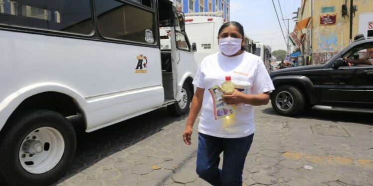 Una mujer camina por la calle después de bajar del transporte