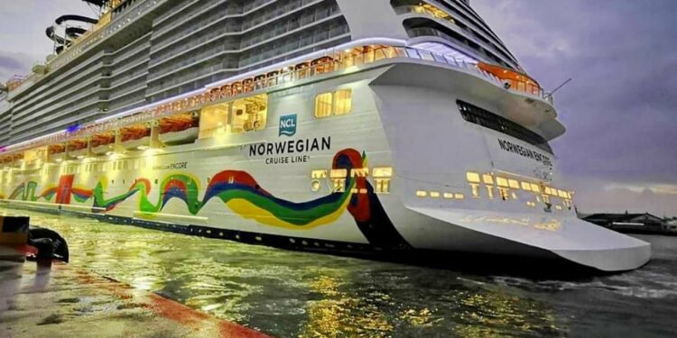 Puerto Taino Bay recibe nuevo barco tras salida de crucero encallado - Noticias de turismo