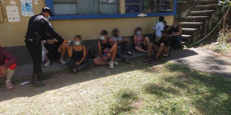 Remiten a migración a 10 venezolanos