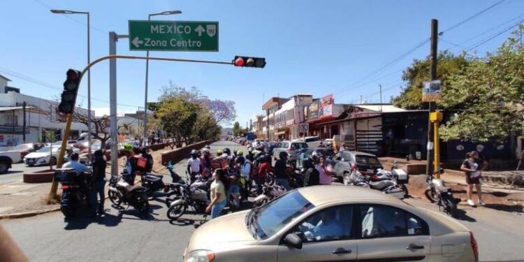 Repartidores bloquearon crucero de Ixcotel en contra de protesta violenta de Teojomulco – Primera Línea