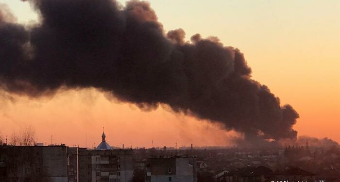 Los misiles rusos habrían impactado en edificios colindantes al aeropuerto de Leópolis, en el oeste de Ucrania. (18.03.2022).