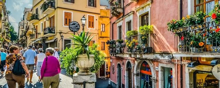 Grupo de turistas paseando por una calle