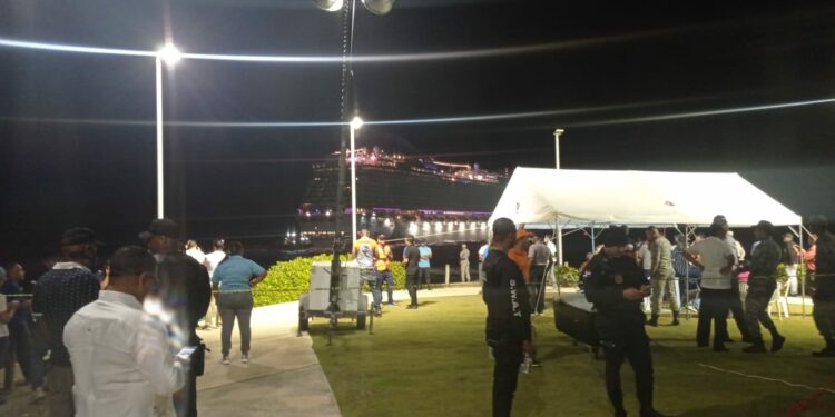 Se encuentra encallado crucero con 3,500 pasajeros en puerto Taino Bay |