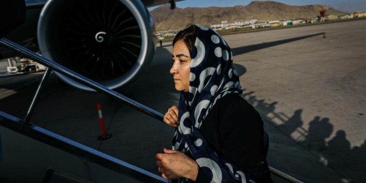 Talibanes prohíben a mujeres afganas viajar en avión solas