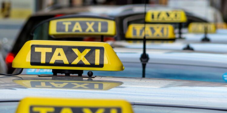 Taxistas argentinos estacionan detrás del Shopping y ofrecen viajes con tarifas sensiblemente menores