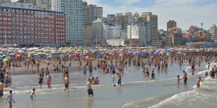 Turismo de verano récord: 32,3 millones de argentinos viajaron por el país gastando más de medio millón de pesos