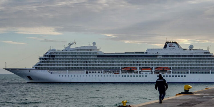 Un crucero de lujo sorprendió a marplatenses y turistas: por qué desvió su trayecto