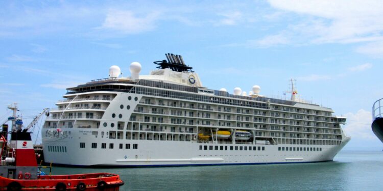 Un crucero residencial privado arribó al Puerto de Manta