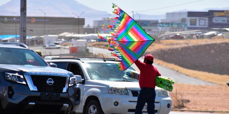 Venden coloridos papalotes en cruceros