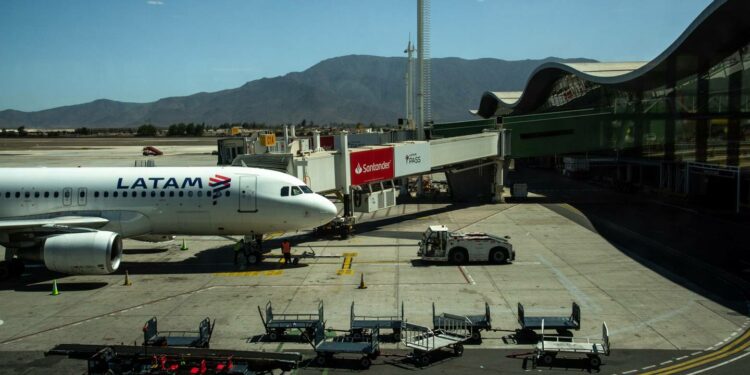 Un avión de Latam Airlines en la pista del Aeropuerto Internacional Arturo Merino Benítez (SCL) en Santiago, Chile, el lunes 7 de marzo de 2022. (Foto: Cristóbal Olivares/Bloomberg)