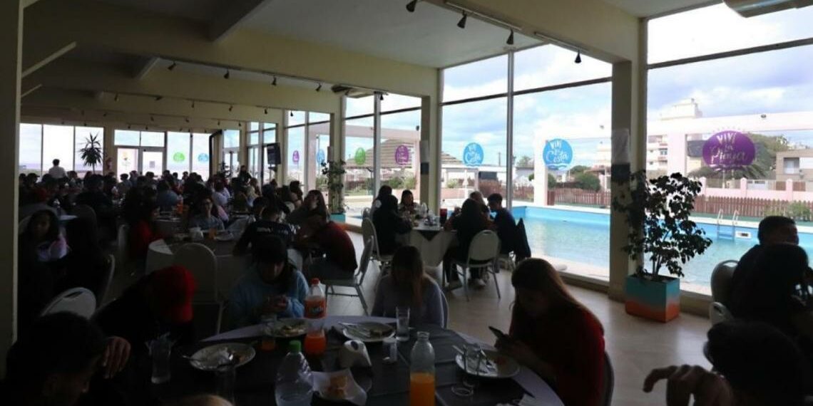 Viajes de egresados en la Provincia: la alegría de los chicos y chicas que disfrutan del Partido de La Costa