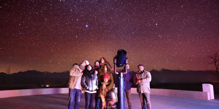 El complejo El Leoncito, en Barreal, ofrece observación astronómica por telescopio
