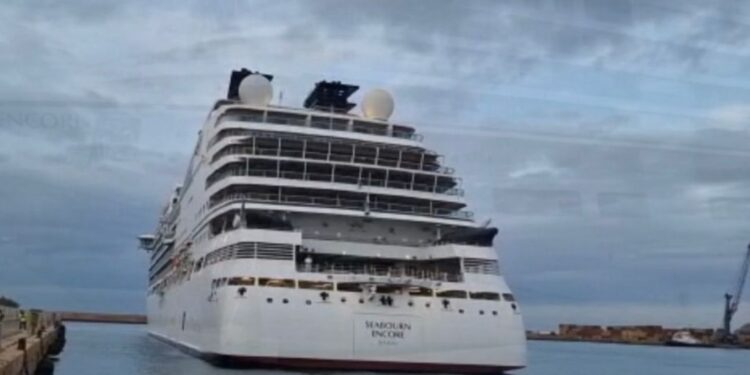 Vídeo: Así ha sido la llegada del crucero de lujo con 400 turistas