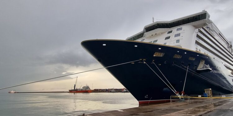 Vídeo: Llegan 700 turistas a bordo del crucero Spirit of Discovery