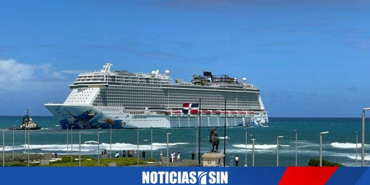 Video: Sale del puerto de Puerto Plata crucero Norwegian Escape