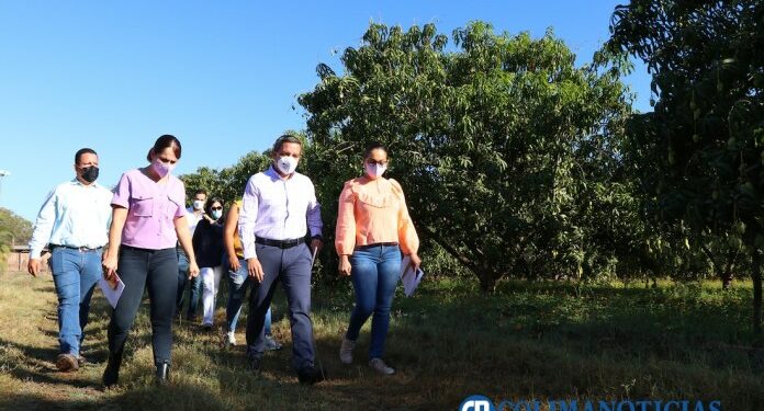 Visita rector taller laboratorio del Rancho Universitario El Crucero