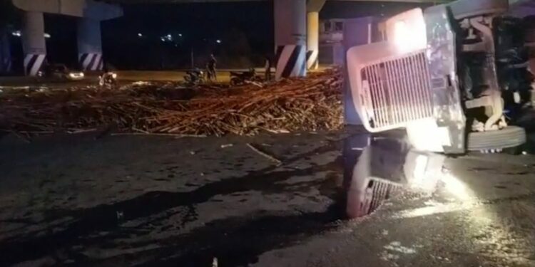 Vuelca camión cañero en el crucero Cuatro Caminos  en Izúcar
