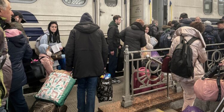 Las estaciones de trenes congregan gente que quiere una oportunidad de escapar o de viajar a encontrarse con sus seres queridos