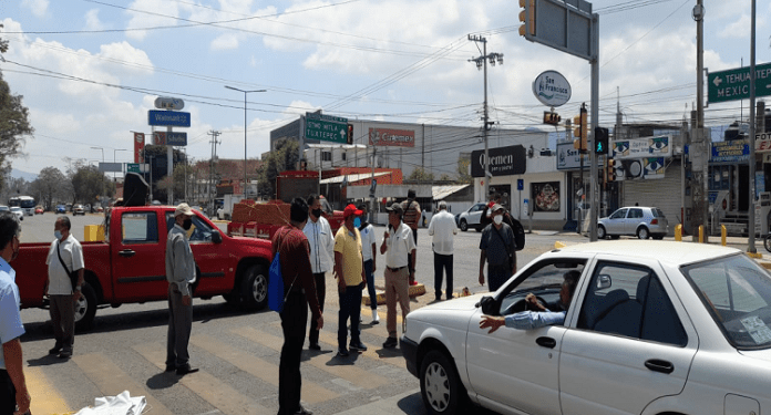 ¡Otro bloqueo más!; supervisores bloquean crucero del IEEPO