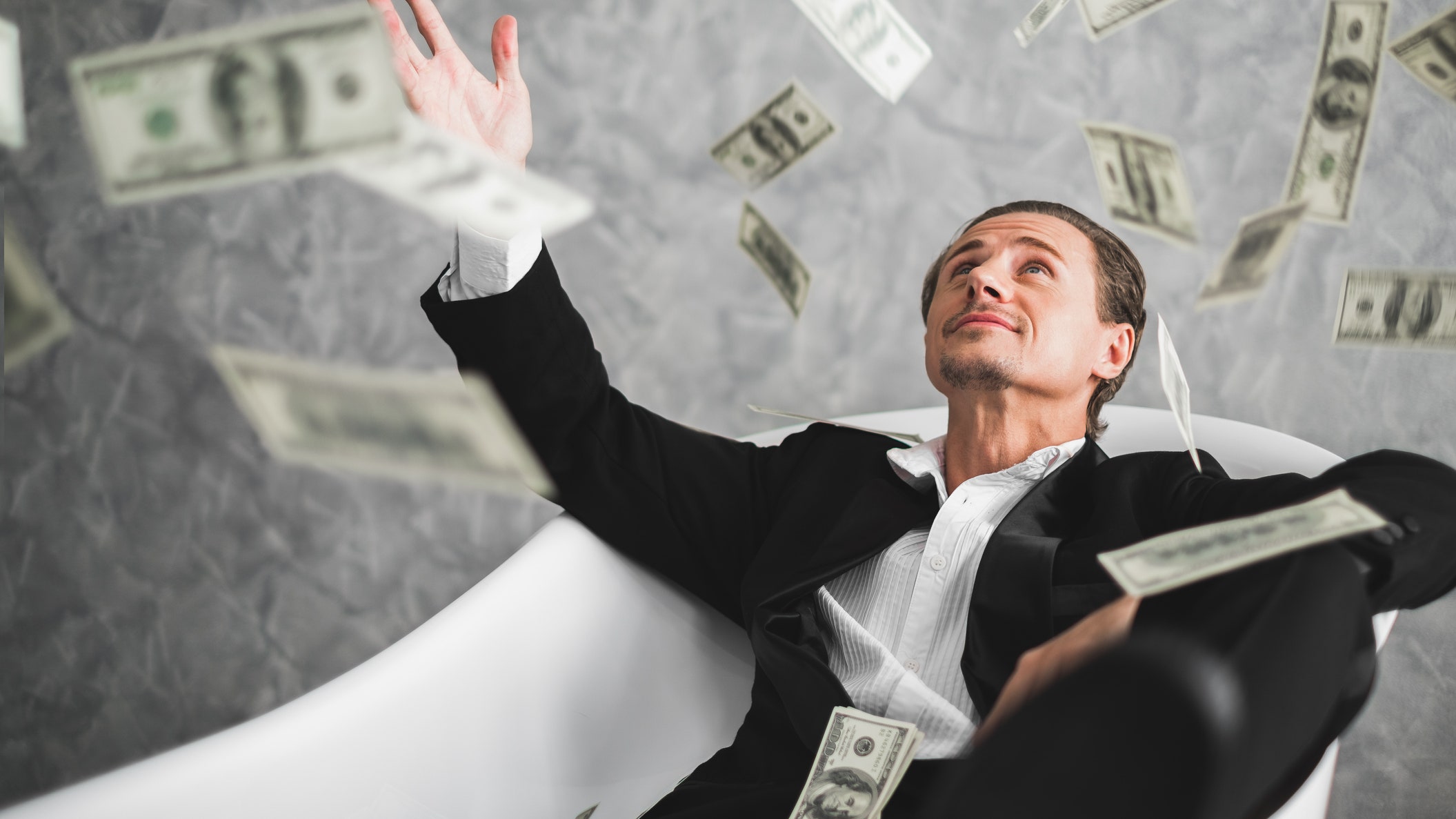 Quienes eligen los servicios de estas empresas sueñan con ser millonarios en poco tiempo y con poco esfuerzo.