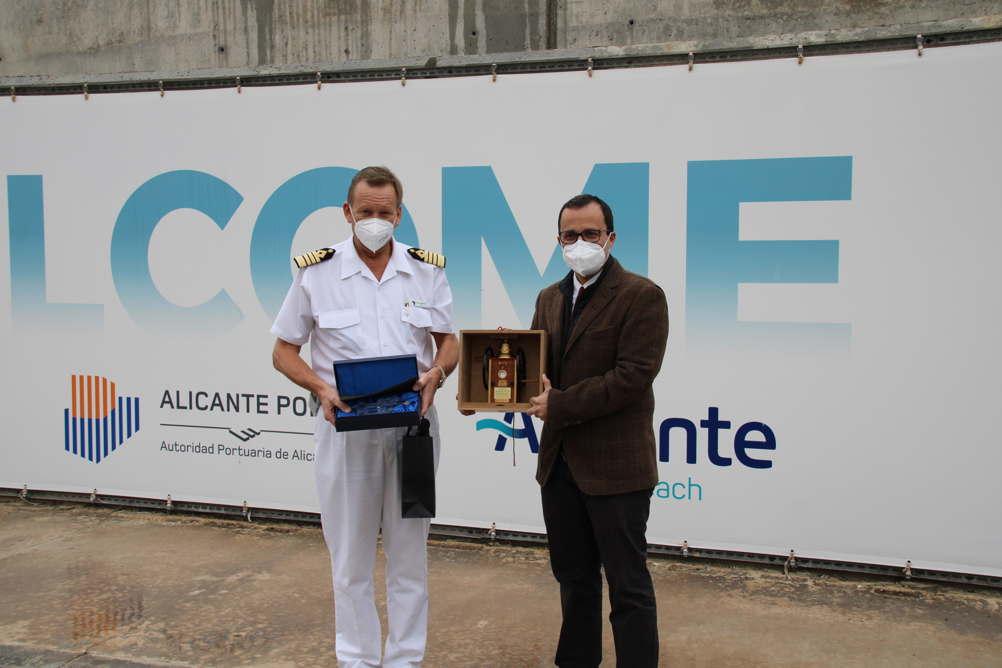 El Puerto de Alicante recibe la primera escala del crucero Seabourn Encore