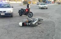 Camión de carga le corta la circulación a motociclista en Gómez Palacio