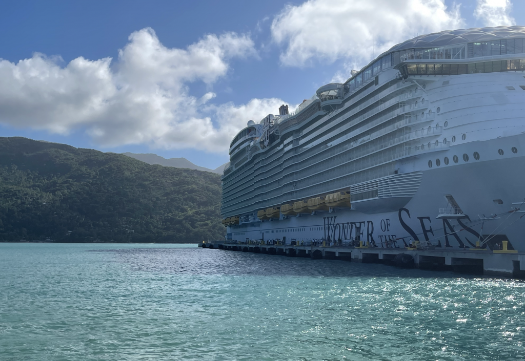 El 'Wonder of the Seas' en la costa de Labadee, Haití