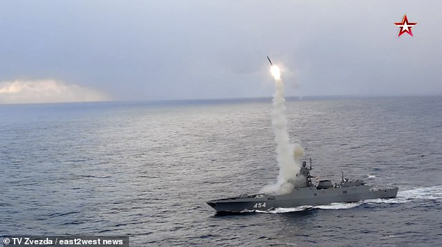 Los buques de guerra rusos lanzaron misiles de crucero en el puerto estratégico de Odessa.  En la foto: el lanzamiento de un Zircon 'imparable' [Tsirkon] Misil hipersónico Mach 9 con capacidad nuclear de la fragata Almirante Gorshkov.