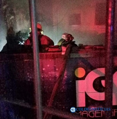 Sofocan incendio de un local comercial en el crucero de Las Brisas1