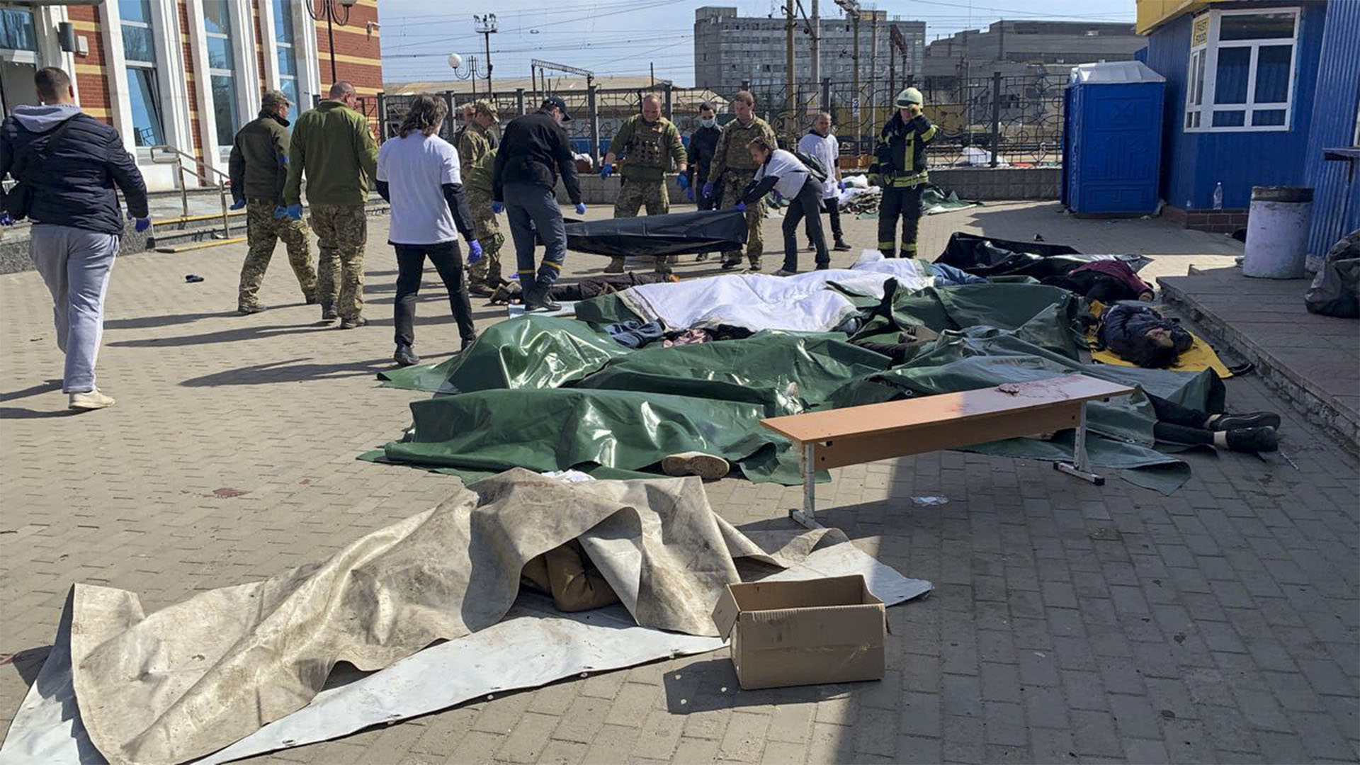 Vícitmas del ataque ruso en Kramatorsk (AFP)