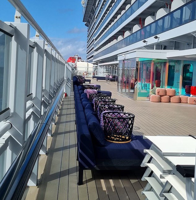 Se dice que el pasajero masculino cayó por la borda desde la cubierta del crucero Valiant Lady.