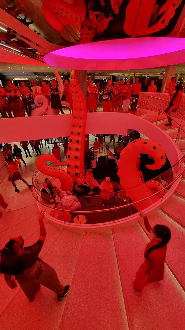 El crucero de fiesta ofreció una vida nocturna glamorosa con íconos que incluyen al ex líder de Spandau Ballet Tony Hadley, Toyah, T'Pau, Altered Images, el cantante de ABC Martin Fry y los ex DJ de Radio 1 Bruno Brookes y Gary Davies.