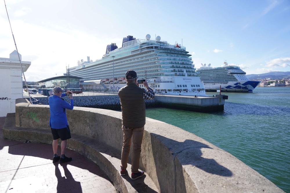 Dos espectaculares cruceros atracan en Getxo