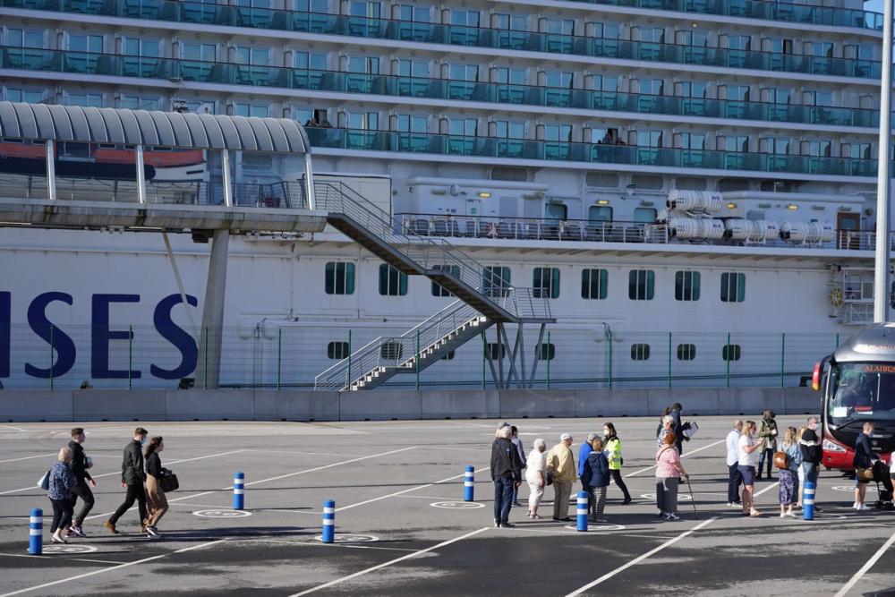 Dos espectaculares cruceros atracan en Getxo