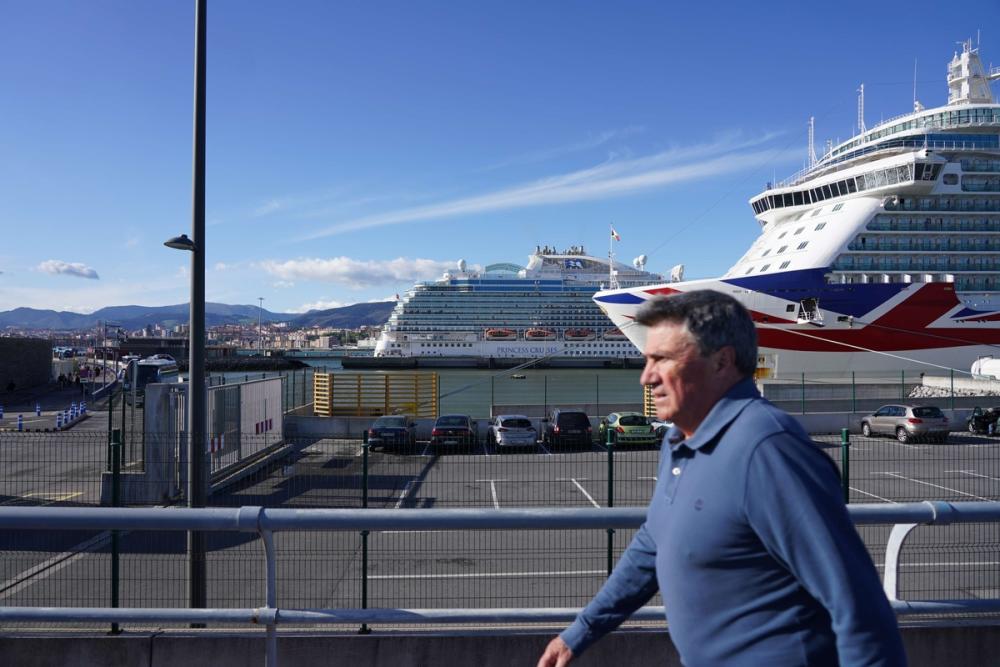 Dos espectaculares cruceros atracan en Getxo