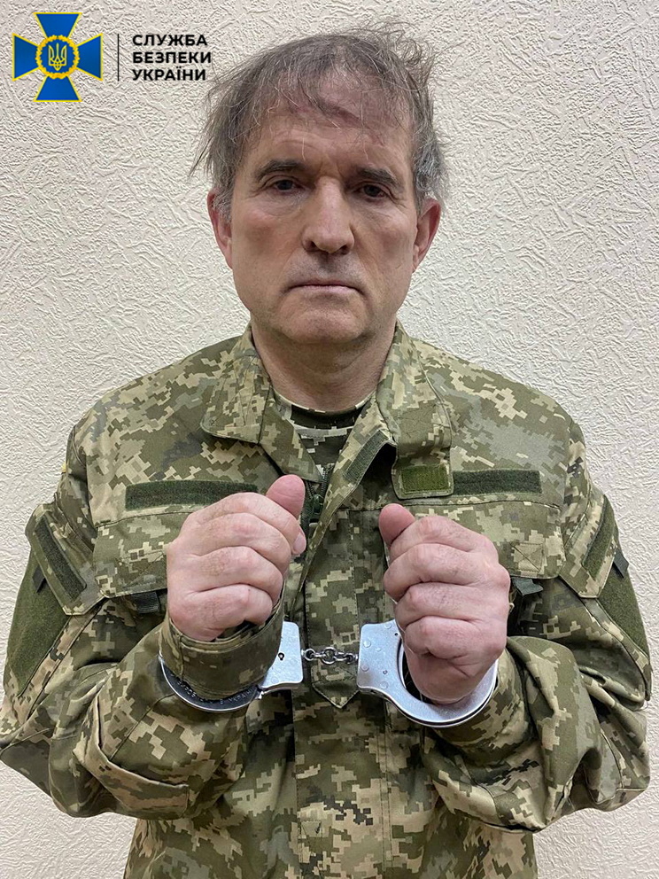 El político ucraniano prorruso Viktor Medvedchuk detenido por las fuerzas de seguridad en un lugar desconocido de Ucrania, en esta imagen publicada el 12 de abril de 2022. Servicio de prensa del Servicio de Seguridad del Estado de Ucrania/Handout via REUTERS 